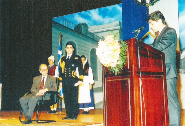 21 Μαϊου 1995: Ο Κωστής Στεφανόπουλος ως Πρόεδρος της Δημοκρατίας τιμάει στην Κεφαλονιά τους Κεφαλλήνες Ριζοσπάστες και ο τότε δήμαρχος Μάκης Φόρτες, με απόφαση του Δ.Σ. τον ανακηρύσσει επίτιμο δημότη Αργοστολίου